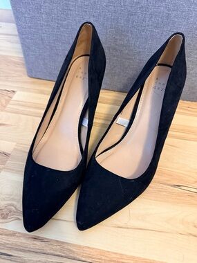 Black Pointed-Toe Pumps - Women